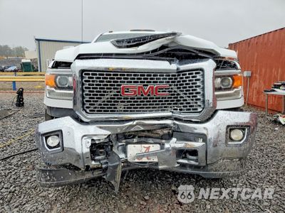 Piąte zdjęcie samochodu w środku: 2017 GMC SIERRA K2500 DENALI VIN:1GT12UEY3HF182483 - miniatura
