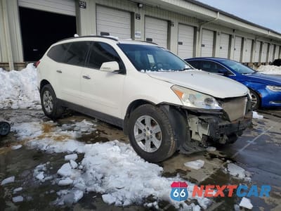 Czwarte zdjęcie samochodu z boku: 2011 CHEVROLET TRAVERSE LT VIN:1GNKRJED7BJ223589 - miniatura