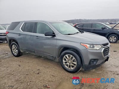 Czwarte zdjęcie samochodu z boku: 2019 CHEVROLET TRAVERSE LS VIN:1GNERFKW3KJ141813 - miniatura