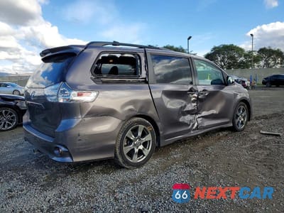 Trzecie zdjęcie samochodu z tyłu: 2019 TOYOTA SIENNA SE VIN:5TDXZ3DC9KS996750 - miniatura