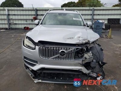 Piąte zdjęcie samochodu w środku: 2017 VOLVO XC90 T6 VIN:YV4A22PK8H1177075 - miniatura