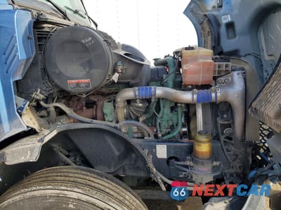 Zdjęcie 9 z 10 samochodu: 2020 VOLVO VNL SEMI TRUCK VIN:4V4NC9EHXLN255878 - miniatura