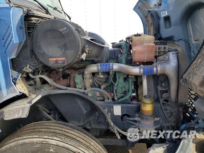 Zdjęcie 9 z 10 samochodu: 2020 VOLVO VNL SEMI TRUCK VIN:4V4NC9EHXLN255878 - miniatura