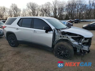Czwarte zdjęcie samochodu z boku: 2020 CHEVROLET TRAVERSE LS VIN:1GNEVFKW9LJ223347 - miniatura