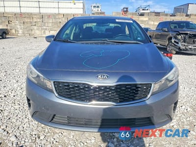 Piąte zdjęcie samochodu w środku: 2017 KIA FORTE LX VIN:3KPFL4A78HE156021 - miniatura