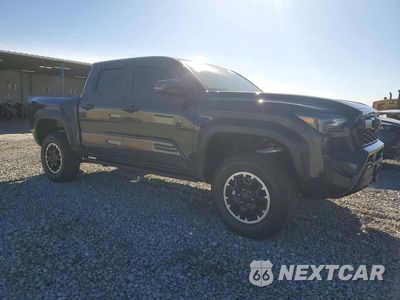 Czwarte zdjęcie samochodu z boku: 2025 TOYOTA TACOMA DOUBLE CAB VIN:3TMLB5JN0SM139446 - miniatura