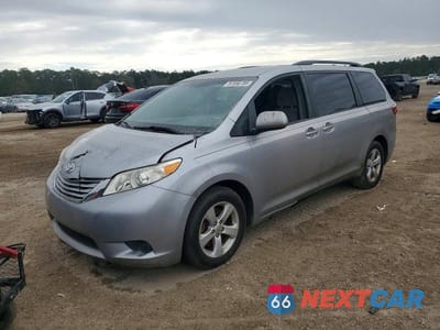 2017 TOYOTA SIENNA LE 5TDKZ3DC8HS776292 - główne zdjęcie licytacji z USA - miniatura