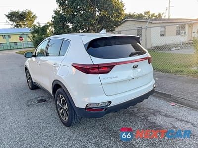 Trzecie zdjęcie samochodu z tyłu: 2020 KIA SPORTAGE LX VIN:KNDPMCAC9L7699024 - miniatura