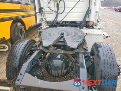 Zdjęcie 6 z 10 samochodu: 2017 VOLVO VNL SEMI TRUCK VIN:4V4N39TG4HN988025 - miniatura