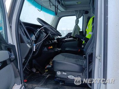 Piąte zdjęcie samochodu w środku: 2024 KENWORTH T680 SEMI TRUCK VIN:1XKYD49X5RJ361069 - miniatura