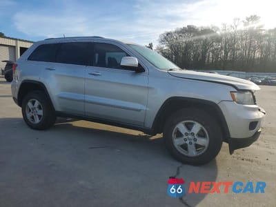 Czwarte zdjęcie samochodu z boku: 2012 JEEP GRAND CHEROKEE LAREDO VIN:1C4RJFAG1CC199095 - miniatura