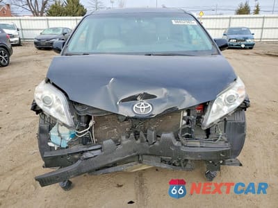 Piąte zdjęcie samochodu w środku: 2017 TOYOTA SIENNA XLE PREMIUM 8-PASSENGER VIN:5TDYZ3DC1HS812513 - miniatura