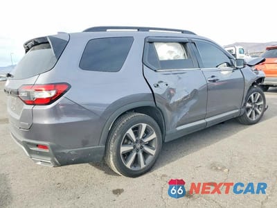 Trzecie zdjęcie samochodu z tyłu: 2025 HONDA PILOT TOURING VIN:5FNYG1H70SB041318 - miniatura