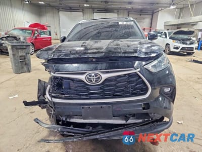 Piąte zdjęcie samochodu w środku: 2022 TOYOTA HIGHLANDER XLE VIN:5TDGZRBH0NS193301 - miniatura