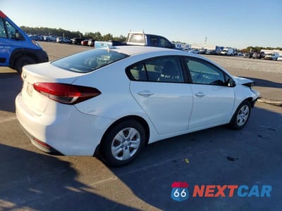 Trzecie zdjęcie samochodu z tyłu: 2018 KIA FORTE LX VIN:3KPFK4A7XJE235800 - miniatura