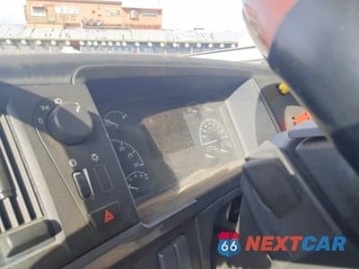 Zdjęcie 8 z 10 samochodu: 2019 VOLVO VNL SEMI TRUCK VIN:4V4NC9TH4KN217788 - miniatura