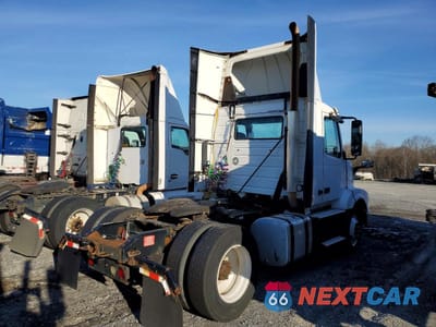 Czwarte zdjęcie samochodu z boku: 2016 VOLVO VNL SEMI TRUCK VIN:4V4N39TG5GN965609 - miniatura