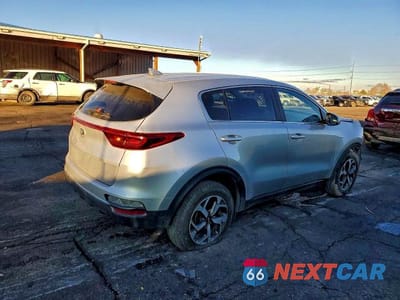 Trzecie zdjęcie samochodu z tyłu: 2021 KIA SPORTAGE LX VIN:KNDPMCAC5M7929479 - miniatura