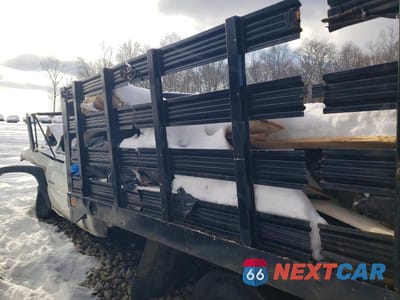 Drugie zdjęcie samochodu z przodu: 2003 CHEVROLET SILVERADO FLATBED TRUCK VIN:1GBJC34U03E304919 - miniatura