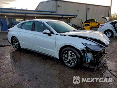 Czwarte zdjęcie samochodu z boku: 2023 HYUNDAI SONATA HYBRID VIN:KMHL24JJ0PA077649 - miniatura
