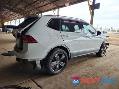Trzecie zdjęcie samochodu z tyłu: 2020 VOLKSWAGEN TIGUAN SE VIN:3VV3B7AX0LM107919 - miniatura