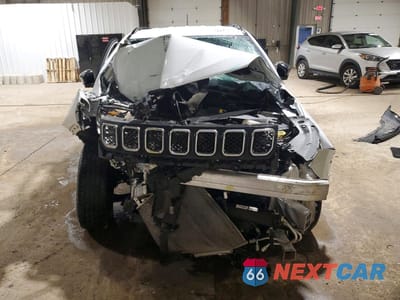 Piąte zdjęcie samochodu w środku: 2024 JEEP COMPASS LATITUDE VIN:3C4NJDBN3RT598863 - miniatura