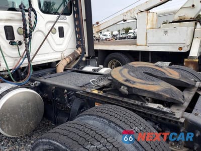Zdjęcie 9 z 10 samochodu: 2016 FREIGHTLINER CASCADIA 125 SEMI TRUCK VIN:1FUBGEDV9GLHC5667 - miniatura