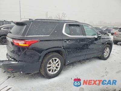 Trzecie zdjęcie samochodu z tyłu: 2021 CHEVROLET TRAVERSE LT VIN:1GNEVGKW0MJ175762 - miniatura