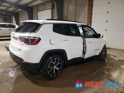 Trzecie zdjęcie samochodu z tyłu: 2024 JEEP COMPASS LATITUDE VIN:3C4NJDBN3RT598863 - miniatura