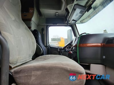 Piąte zdjęcie samochodu w środku: 2006 VOLVO VN VNL VIN:4V4NC9GH46N425072 - miniatura