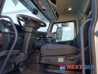 Piąte zdjęcie samochodu w środku: 2023 VOLVO VNL SEMI TRUCK VIN:4V4NC9EG3PN316632 - miniatura