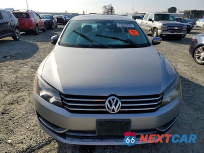 Piąte zdjęcie samochodu w środku: 2013 VOLKSWAGEN PASSAT SE VIN:1VWBP7A30DC021101 - miniatura