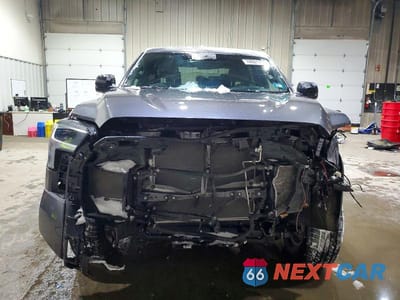 Piąte zdjęcie samochodu w środku: 2025 TOYOTA TUNDRA SR5 VIN:5TFLA5DB6SX294212 - miniatura