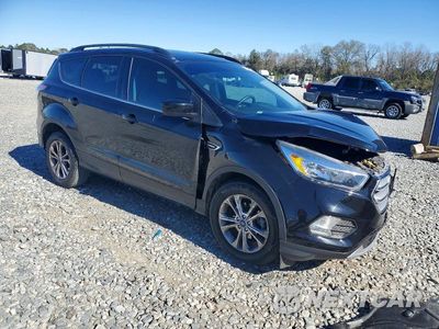 Czwarte zdjęcie samochodu z boku: 2018 FORD ESCAPE SE VIN:1FMCU0GD4JUC57369 - miniatura
