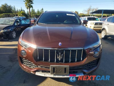 Piąte zdjęcie samochodu w środku: 2017 MASERATI LEVANTE LUXURY VIN:ZN661XUL8HX211808 - miniatura