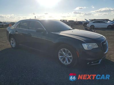 Czwarte zdjęcie samochodu z boku: 2016 CHRYSLER 300 LIMITED VIN:2C3CCAAG0GH273763 - miniatura
