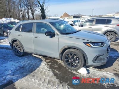 Czwarte zdjęcie samochodu z boku: 2024 HONDA HR-V SPORT VIN:3CZRZ2H5XRM786032 - miniatura