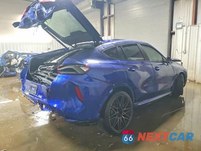 Trzecie zdjęcie samochodu z tyłu: 2021 BMW X6 M VIN:5YMCY0C06M9F10446 - miniatura