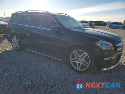 Czwarte zdjęcie samochodu z boku: 2015 MERCEDES-BENZ GL 550 4MATIC VIN:4JGDF7DE7FA476176 - miniatura