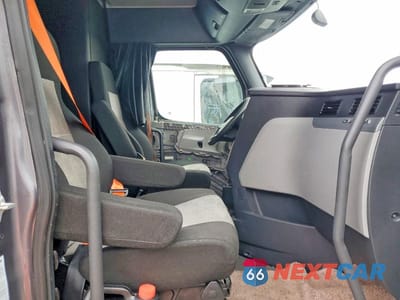 Piąte zdjęcie samochodu w środku: 2020 FREIGHTLINER CASCADIA 126