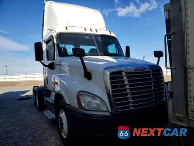2016 FREIGHTLINER CASCADIA 125 SEMI TRUCK 1FUJGEDV6GLHC5914 - główne zdjęcie licytacji z USA - miniatura