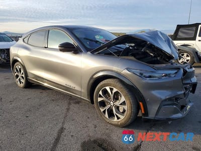 Czwarte zdjęcie samochodu z boku: 2023 FORD MUSTANG MACH-E PREMIUM VIN:3FMTK3R75PMA92427 - miniatura