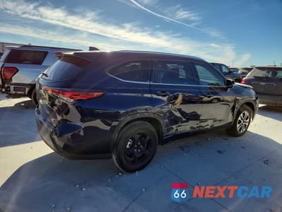 Trzecie zdjęcie samochodu z tyłu: 2021 TOYOTA HIGHLANDER XLE VIN:5TDGZRAH9MS088174 - miniatura