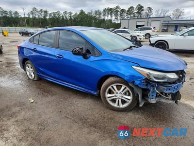 Czwarte zdjęcie samochodu z boku: 2018 CHEVROLET CRUZE LT VIN:1G1BE5SM2J7126580 - miniatura