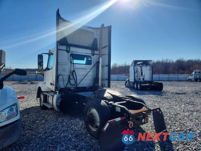 Trzecie zdjęcie samochodu z tyłu: 2017 VOLVO VNL SEMI TRUCK VIN:4V4N39TG6HN988091 - miniatura