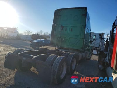 Czwarte zdjęcie samochodu z boku: 2018 FREIGHTLINER CASCADIA 125 SEMI TRUCK VIN:3AKJGLDR7JSJV0730 - miniatura