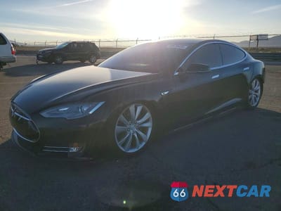 2013 TESLA MODEL S 5YJSA1CN5DFP22963 - główne zdjęcie licytacji z USA - miniatura