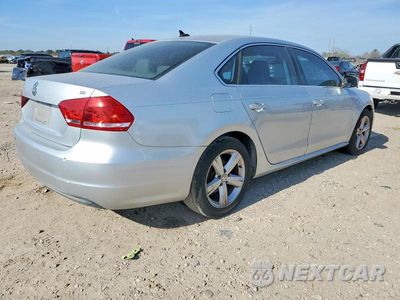 Czwarte zdjęcie samochodu z boku: 2013 VOLKSWAGEN PASSAT VIN:1VWBH7A32DC117101 - miniatura