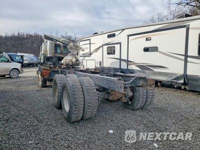 Trzecie zdjęcie samochodu z tyłu: 2018 MACK MRU613 TRUCK CAB AND CHASSIS VIN:1M2AV04C1JM019298 - miniatura
