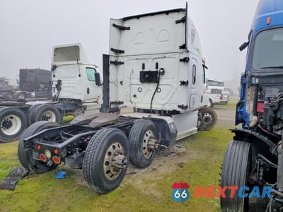 Czwarte zdjęcie samochodu z boku: 2019 FREIGHTLINER CASCADIA 126 SEMI TRUCK VIN:3AKJHHDRXKSKF5091 - miniatura